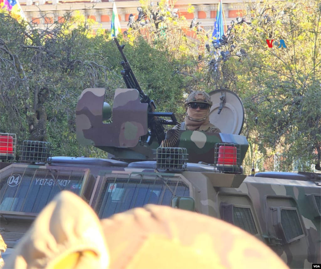 Despliegue de militares y tanquetas en la Plaza Murillo, frente a la sede de gobierno en La Paz.