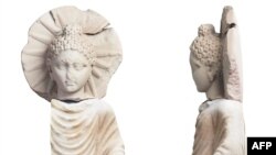 Cette statuette de 71 centimètres, datant de l'ère romaine, représente Bouddha avec un halo entourant sa tête.