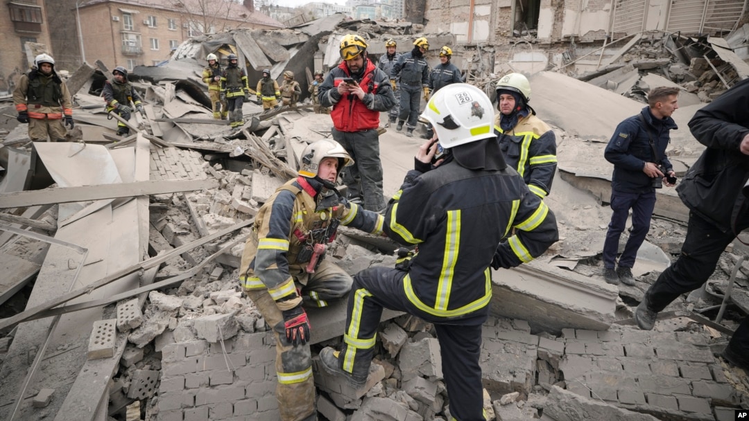 Vatrogasci i spasioci pretražuju štetu nastalu u ruskom napadu na Kijev, Ukrajina, 25. marta 2024.