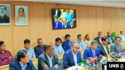 বাংলাদেশের ঢাকায় এক সংবাদ সম্মেলনে নতুন মুদ্রানীতি ঘোষণা করেন বাংলাদেশ ব্যাংকের গভর্নর আবদুর রউফ তালুকদার । ১৮ জুন, ২০২৩। 