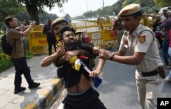 Polisi India menahan aktivis pemuda Tibet yang memprotes kunjungan Menteri Luar Negeri China Qin Gang di New Delhi, India, Rabu, 1 Maret 2023. (AP)