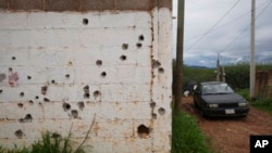 Lubang bekas tembakan terlihat di salah satu dinding rumah di pinggiran Valparaiso, Meksiko, pada 14 Juli 2024. (Foto: AP/Marco Ugarte)