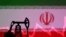 Grafik pergerakan saham dan replika kecil pompa angguk minyak dengan latar belakang bendera nasional Iran dalam sebuah ilustrasi. (Foto: REUTERS/Dado Ruvic)