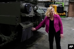 Arhiva - Sekretarka vojske Kristin Vomut pored najnovije verzije tenka M1A2 Ejbrams, u Limi, Ohajo, 16. februara 2023.