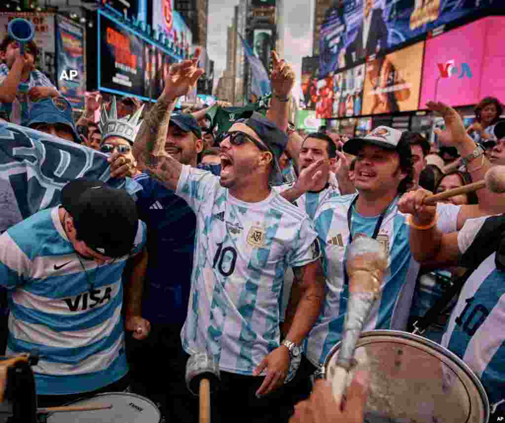 Miles de personas de todas partes de EEUU asi como algunos que han viajado desde el exterior para seguir a la selección argentina se reunieron para desearle un feliz cumpleaños a su estrella, Lionel Messi.