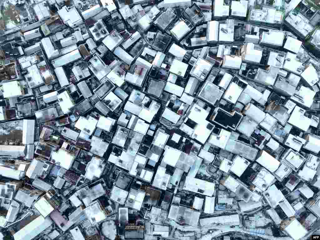 Snow covers rooftops at a fishing village in Lianyungang, in China&#39;s eastern Jiangsu province.