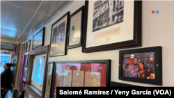 Las paredes de la locación original del Red Arrow Diner, en Manchester, Nuevo Hampshire, están llenas de fotografías que recuerdan las visitas de políticos y personalidades. El actor Adam Sandler (foto der) es uno de los famosos clientes locales del establecimiento.