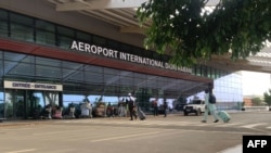 Des passagers arrivent à l'aéroport international Diori Hamani de Niamey, le 22 septembre 2023. (Photo AFP)