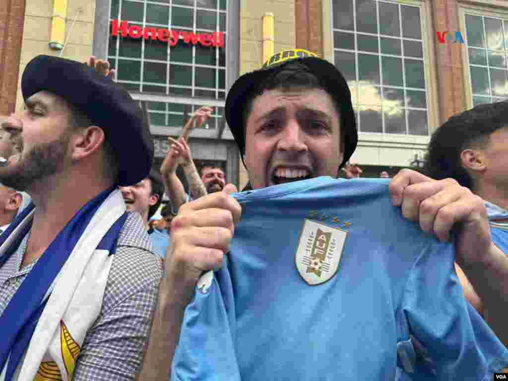 Hinchas uruguayos emocionados por el partido.