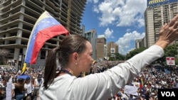 La líder de la oposición venezolana María Corian Machado participa en una marcha en Caracas el sábado, 17 de Agosto de 2024.