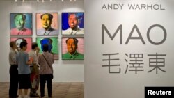 资料照：安迪·沃霍尔的《毛泽东》（Mao）肖像作品在香港展出。（2008年5月26日）