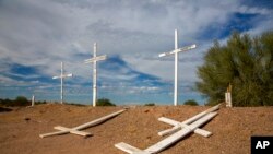 En esta fotografía del 2 de noviembre de 2019, un monumento a los migrantes muertos se encuentra parcialmente destruido a lo largo de la carretera entre Altar y Sasabe, en el estado de Sonora, México.