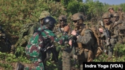 Tentara Marinir TNI AL berkoordinasi dengan Tentara Marinir Amerika Serikat dalam operasi serbuan pantai latihan gabungan militer Super Garuda Shield di Pantai Banongan, Jawa Timur, Minggu, 10 September 2023. (Foto: Indra Yoga/VOA)