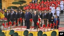ប្រធានាធិបតីចិនលោក Xi Jinping និងអគ្គលេខាធិការគណបក្សកុម្មុយនីស្តវៀតណាមលោក Nguyen Phu Trong ចូលរួមពិធីស្វាគមន៍មេដឹកនាំចិន នៅវិមានប្រធានាធិបតី ក្នុងទីក្រុងហាណូយ ប្រទេសវៀតណាម កាលពីថ្ងៃទី១២ ខែធ្នូ ឆ្នាំ២០២៣។