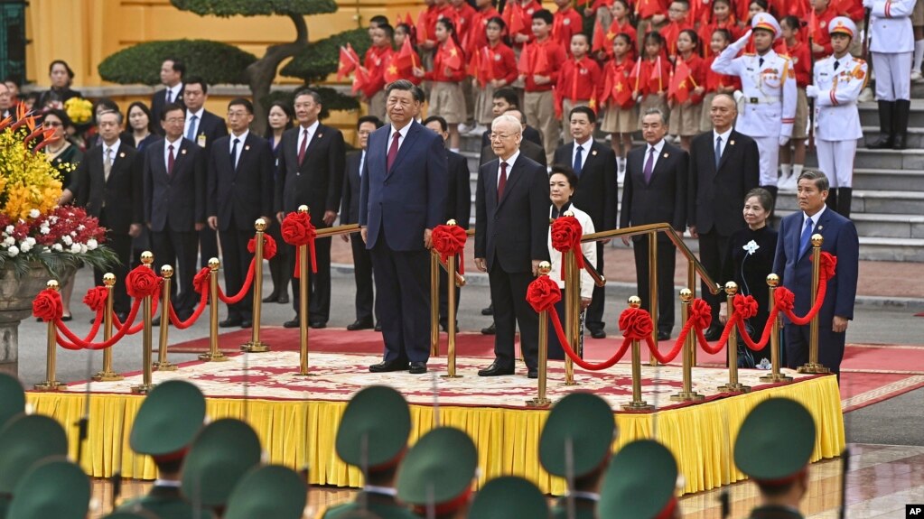 Chủ tịch Trung Quốc Tập Cận Bình (giữa, bên trái) và Tổng Bí thư Đảng Cộng sản Việt Nam Nguyễn Phú Trọng (giữa, bên phải) tham dự lễ tiếp đón tại Phủ Chủ tịch ở Hà Nội ngày 12/12/2023. Tuyên bố chung Việt Nam-Trung Quốc được đưa ra trong dịp này.