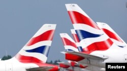 FILE: Ekor pesawat milik maskapai penerbangan British Airways di Bandara Heathrow, London, Inggris, 17 Mei 2021. (REUTERS/John Sibley)