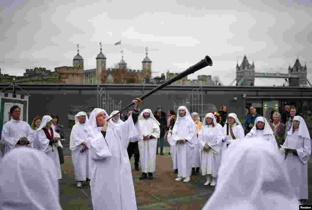 Anggota &quot;Druid Order&quot; ambil bagian dalam upacara merayakan Spring Equinox, di Tower Hill di London, Inggris.&nbsp;