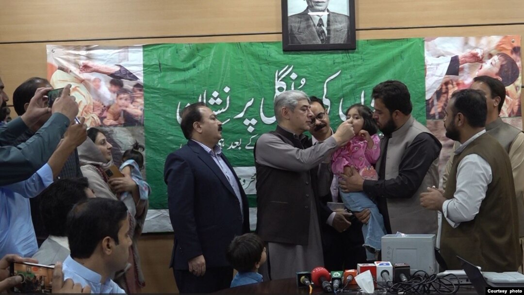 د پاکستان په اته اوويا ضلعو کې د پوليو ضد اوسنی کيمپېن ترسره کېږي. دا کيمپېن ځکه هم مهم دی، چې د پاکستان او ګاونډي افغانستان چارواکو په يو وخت د پوليو کيمپېن ترسره کولو پرېکړه کړې ده