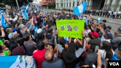 Los manifestaciones se concentran en la Plaza de la Constitución, en Ciudad de Guatemala contra funcionarios del Ministerio Público y del gobierno de Guatemala, el 13 de octubre de 2023. Foto: Eugenia Sagastume, VOA.