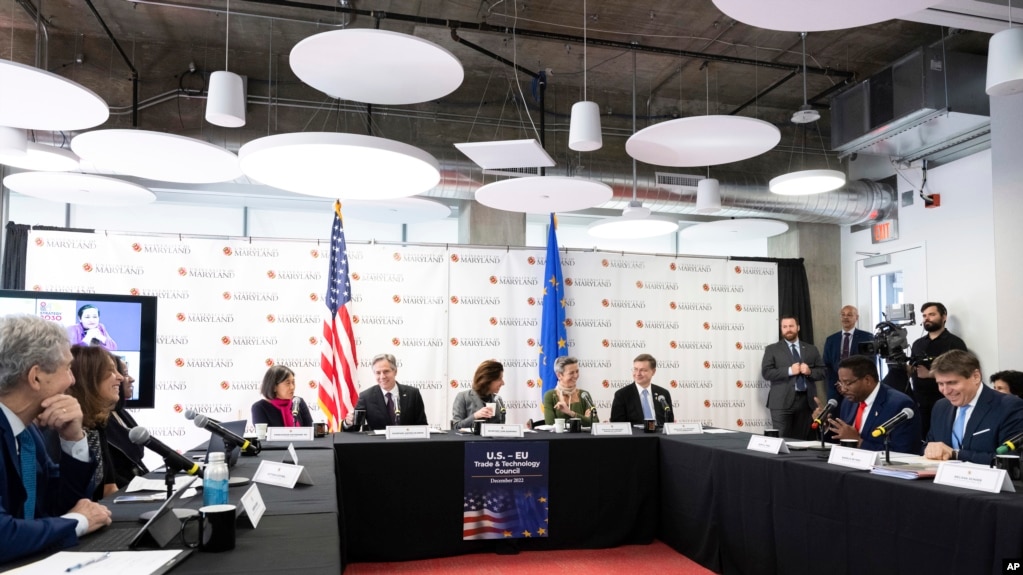 2022年12月5日“欧盟-美国贸易和技术委员会”在美国马里兰州大学公园市召开会议期间还举行了”美国-欧盟利益攸关国对话讨论会“。与会者有美国贸易代表戴琪、美国务卿布林肯、美商务部长雷蒙多、欧洲委员会执行副主席维斯塔格以及欧盟委员会执行副主席东布罗夫斯基斯。(photo:VOA)