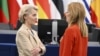 La presidenta de la Comisión Europea, Ursula von der Leyen (izq), conversa con la presidenta del Parlamento europeo, Roberta Metsola, en Estrasburgo, Francia, el 12 de febrero de 2023.