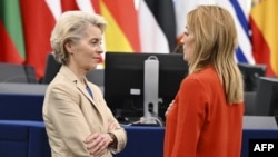 La presidenta de la Comisión Europea, Ursula von der Leyen (izq), conversa con la presidenta del Parlamento europeo, Roberta Metsola, en Estrasburgo, Francia, el 12 de febrero de 2023.