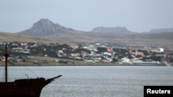 Foto ilustrasi yang menampilkan bagian dari kapal Lady Elizabeth yang yang mengalami kecelakaan terlihat dari Pelabuhan Stanley di Kepulauan Falkland, pada 17 Mei 2018. (Foto: Reuters/Marcos Brindicci)