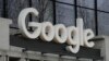 Logo Google tersemat pada gedung kantor perusahaan teknologi itu yang berlokasi di New York, pada 26 Februari 2024. (Foto: AP/Seth Wenig, File)