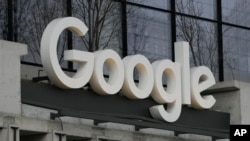Logo Google tersemat pada gedung kantor perusahaan teknologi itu yang berlokasi di New York, pada 26 Februari 2024. (Foto: AP/Seth Wenig, File)