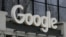 Logo Google tersemat pada gedung kantor perusahaan teknologi itu yang berlokasi di New York, pada 26 Februari 2024. (Foto: AP/Seth Wenig, File)
