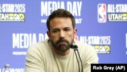 Aktor, penulis, dan sutradara Ben Affleck berbicara kepada media tentang film terbarunya, "Air", yang mengisahkan pebasket Michael Jordan, di Salt Lake City, 17 Februari 2023. (Foto: Rob Gray/AP Photo)