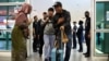 Warga negara Malaysia, yang dievakuasi dari kekerasan mematikan di Bangladesh, tiba di Terminal 2 Bandara Internasional Kuala Lumpur di Sepang, Malaysia, 23 Juli 2024. (Hasnoor Hussain/REUTERS)