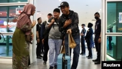 Warga negara Malaysia, yang dievakuasi dari kekerasan mematikan di Bangladesh, tiba di Terminal 2 Bandara Internasional Kuala Lumpur di Sepang, Malaysia, 23 Juli 2024. (Hasnoor Hussain/REUTERS)