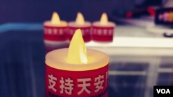 在港版国安法下，香港有前区议员派发电子蜡烛，希望唤起港人的六四记忆。（高锋摄） 