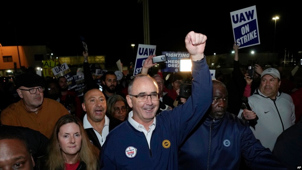 资料照片：全美汽车工人联合会(UAW)主席费恩与福特公司密歇根装配厂的罢工工人走在一起。(2023年9月11日)(photo:VOA)