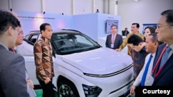 Presiden Joko Widodo meninjau pabrik baterai dan kendaraan listrik PT. Hyundai- LG Indonesia (HLI) Green Power, di Kabupaten Karawang, Jawa Barat, Rabu (3/7). (Biro Pers Sekretariat Presiden)