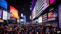 ARCHIVO - Los juerguistas celebran en Times Square mientras asisten a las celebraciones de Nochevieja el sábado 31 de diciembre de 2022 en Nueva York. (Foto AP/Stefan Jeremías)