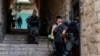 FILE - Petugas polisi Israel menahan seorang pengunjuk rasa Palestina di Kota Tua Yerusalem, 2 Oktober 2023. (REUTERS/Ammar Awad)