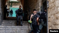 FILE - Petugas polisi Israel menahan seorang pengunjuk rasa Palestina di Kota Tua Yerusalem, 2 Oktober 2023. (REUTERS/Ammar Awad)