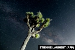 ท้องฟ้าเหนืออุทยานแห่งชาติ โจชัว ทรี (Joshua Tree National Park) ในรัฐแคลิฟอร์เนีย เมื่อคืนวันอาทิตย์ที่ 12 พ.ค. 2567