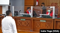 Kuat Ma'ruf (membelakangi), mendengar putusan vonis hukuman yang dibacakan oleh Hakim Ketua Wahyu Iman Santosa dalam sidang yang digelar pada Selasa (14/2) di Pengadilan Negeri Jakarta Selatan. Kuat divonis 15 tahun penjara oleh majelis hakim. (VOA/Indra Yoga)