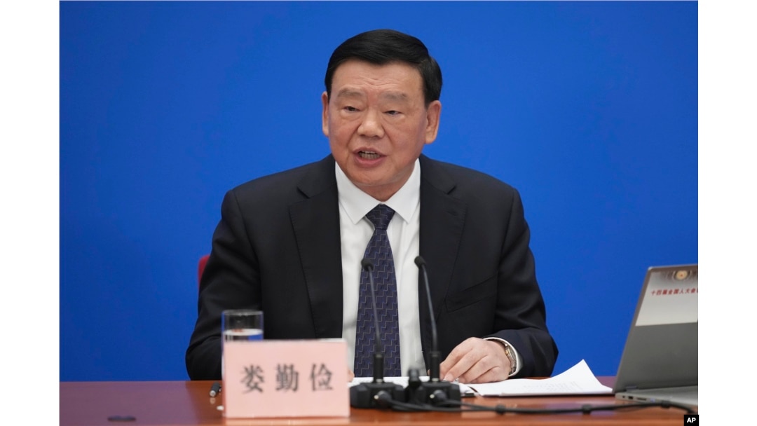 全国人大会议发言人娄勤俭在人大会议举行前的一个记者会上讲话。(2024年3月4日)