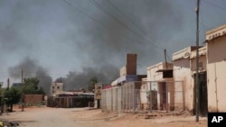 Dim se uzdiže iznad Kartuma, Sudan, 3. maja 2023.