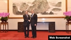Trưởng Ban Đối ngoại Trung ương Lê Hoài Trung hội kiến Ngoại trưởng Trung Quốc Vương Nghị. Ảnh: TTXVN
