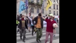 活动人士抗议巴黎奥运队对社会和环境的影响 