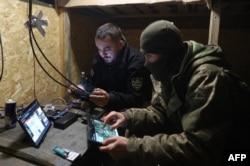 22일 도네츠크 지역 차시우 야르 부근 전선에서 우크라이나 제92독립공격여단 무인 공격기 단지 "아킬레스(Achilles)" 대대 대원들이 대피소에서 적을 관찰하고 있다.