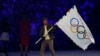 Aktor Tom Crusie membawa bendera olimpiade dalam upacara penutupan Olimpiade Paris yang digelar di Stade de France, Saint-Denis, pada 11 Agustus 2024. (Foto: Reuters/Albert Gea)