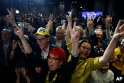 Pendukung koalisi partai Polandia 2050 yang berhaluan tengah dan Partai Rakyat Polandia yang agraris merayakan kemenangan mereka di markas pemilihan di Warsawa, Polandia, Minggu, 15 Oktober 2023. (AP/Michal Dyjuk)