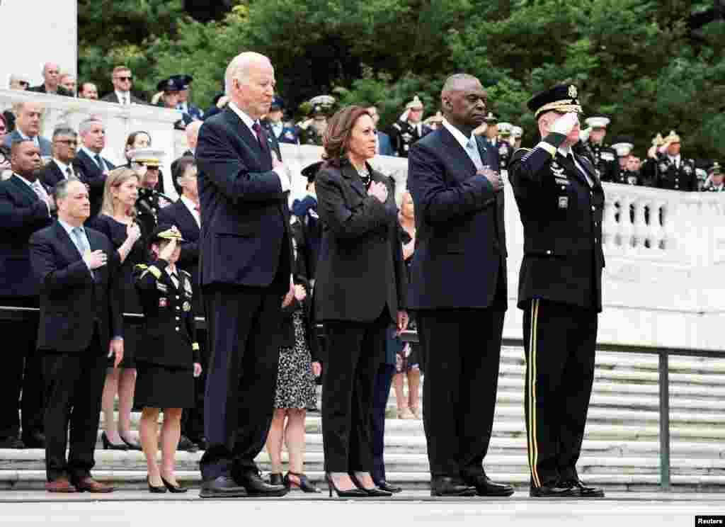 El presidente estadounidense Joe Biden, la vicepresidenta Kamala Harris, el secretario de Defensa, Lloyd Austin, y el comandante general del ejército, mayor general Trevor J. Bredenkamp, asisten a una ceremonia de colocación de ofrenda floral en la Tumba del Soldado Desconocido en honor al Día de los Caídos en el Cementerio Nacional de Arlington, en Washington.