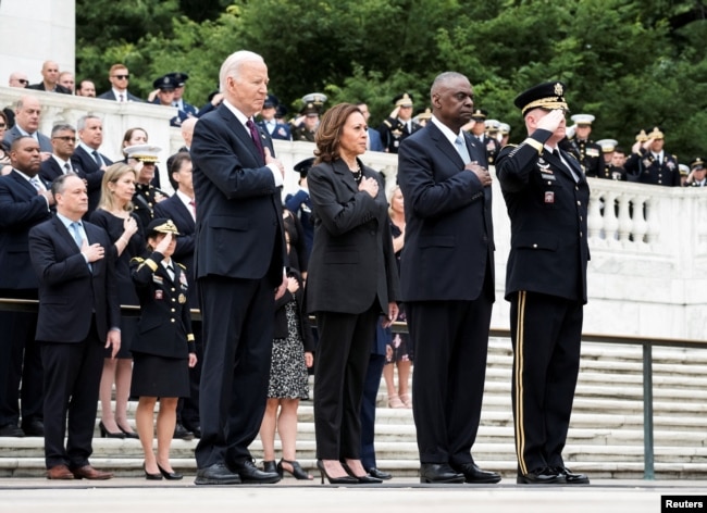 El presidente Joe Biden, la vicepresidenta Kamala Harris, el secretario de Defensa Lloyd Austin y el comandante general del Ejército, mayor general Trevor J. Bredenkamp, asisten a una ceremonia en el Día de los Caídos en el Cementerio Nacional de Arlington, 27 de mayo de 2024.